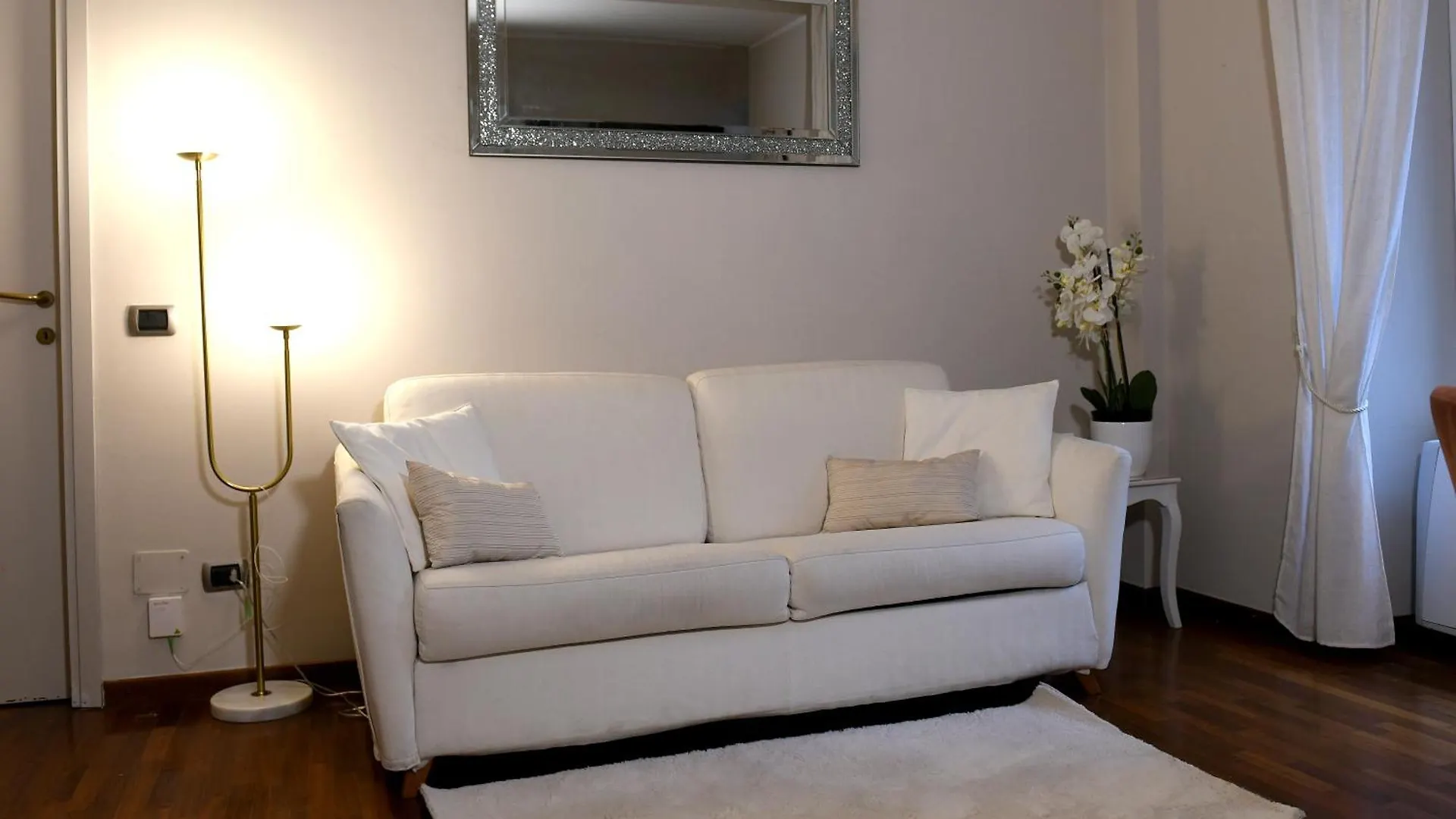 Chic Apartment In Duomo Milan